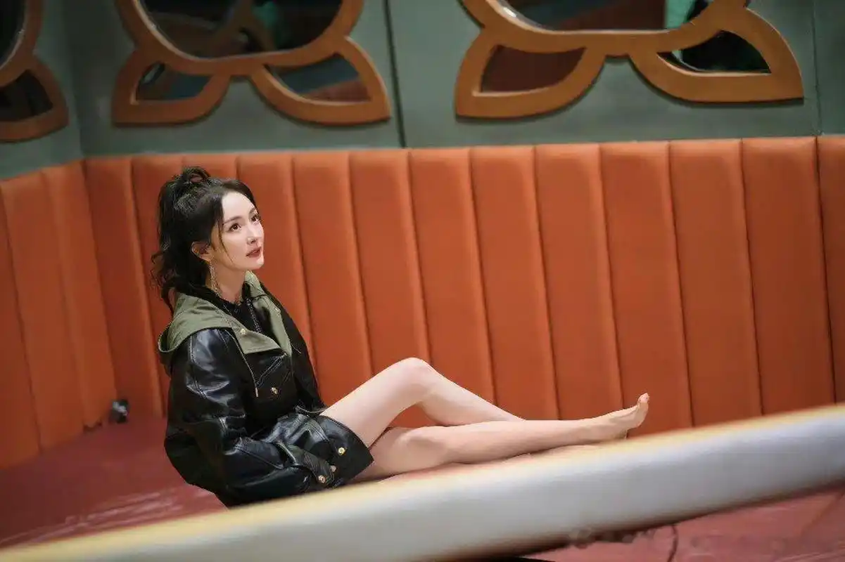 杨幂密室大逃脱光脚剧照  杨幂脚好白  脚好白哈哈哈哈哈