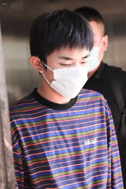 小短发的玺,看起来好乖乖仔的样子