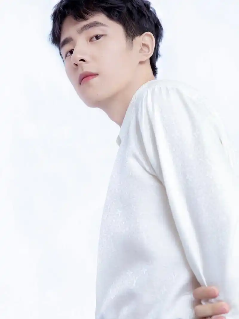 白衬衣的刘昊然,干净可爱帅气