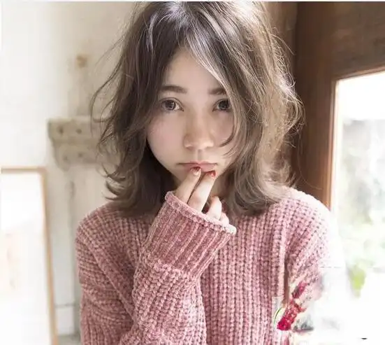 2021流行短烫发发型短发烫发女生爆款中短发烫发发型空气感的蓬松短发