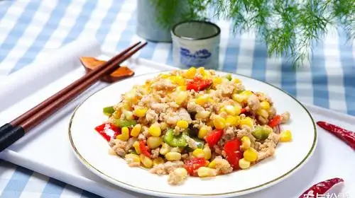 彩椒玉米粒炒肉末,软嫩香甜,营养丰富的家常菜,小朋友超爱吃