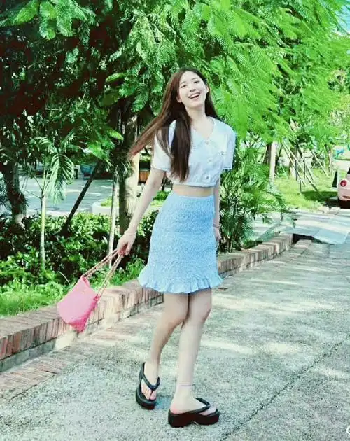 赵露思对拖鞋的执念有多深##赵露思穿了小时候的凉鞋吧