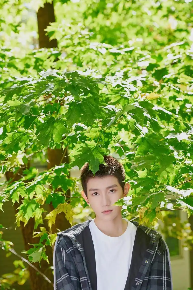 王源身穿绿色格纹外套 清新演绎别样少年魅力