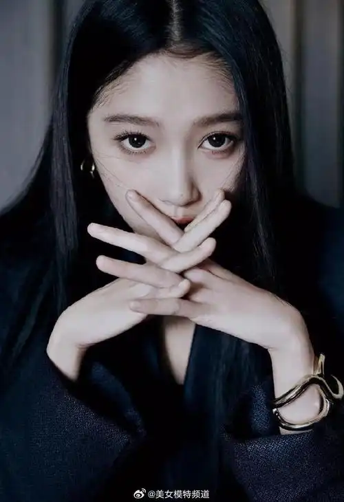 关晓彤戴墨镜穿黑西装又酷又飒