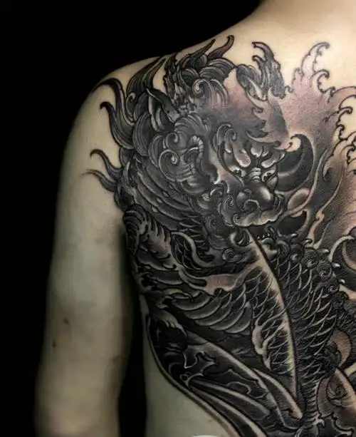 遮盖半个背部的传统麒麟纹身图案