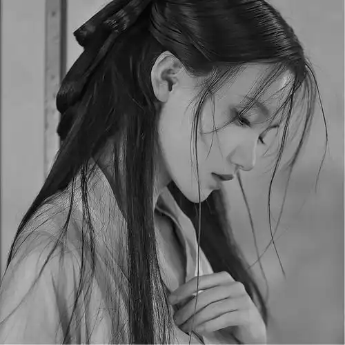 高冷范黑白女生头像