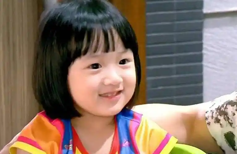 吴尊晒女儿为文莱国王演奏照,贴身合影站c位,气质清秀长腿瞩目_neinei