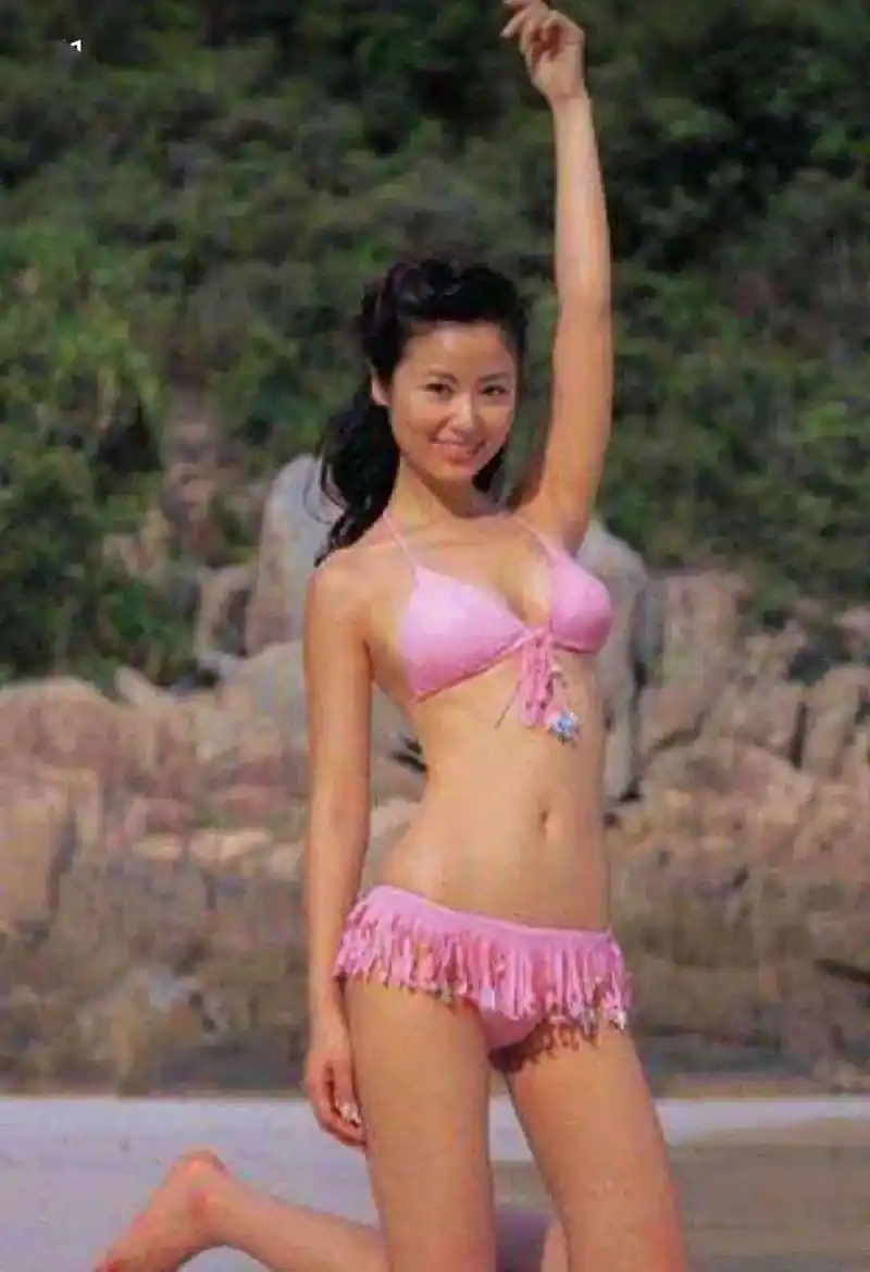 年轻时的林心如的一张泳装照.