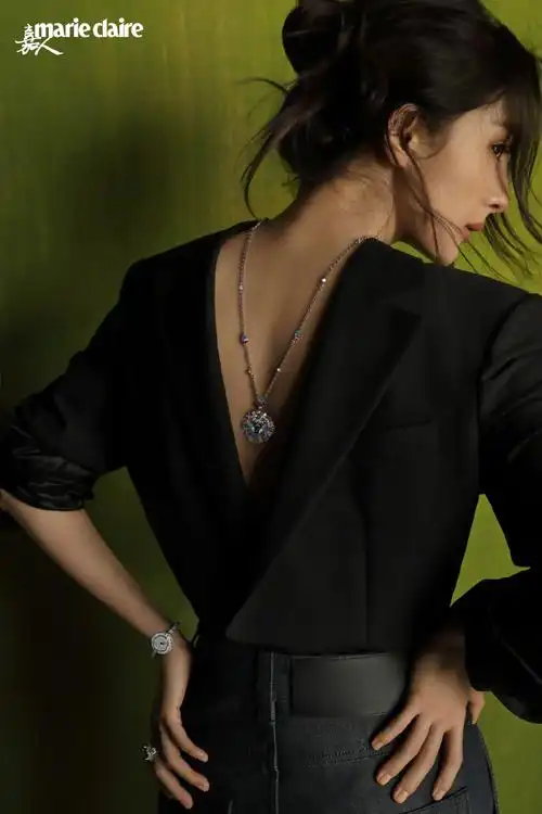 杨幂黑天鹅红唇妆