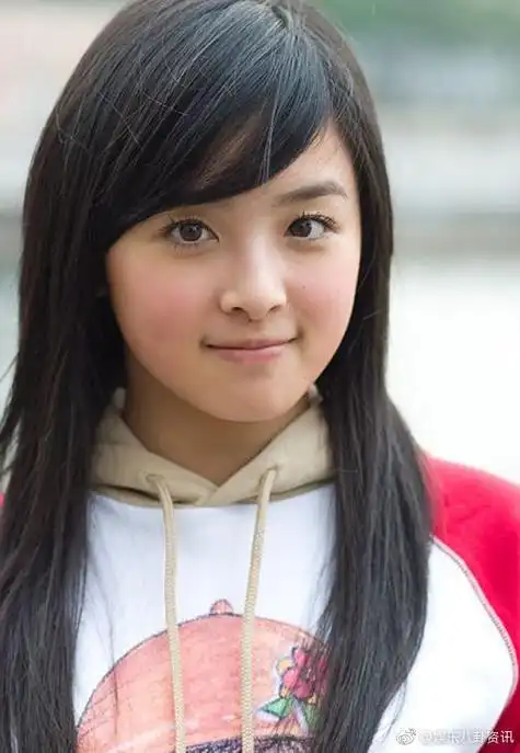 2005年的夏天,《快乐女声》的那句"想唱就唱"燃遍了大江南北,张含韵以