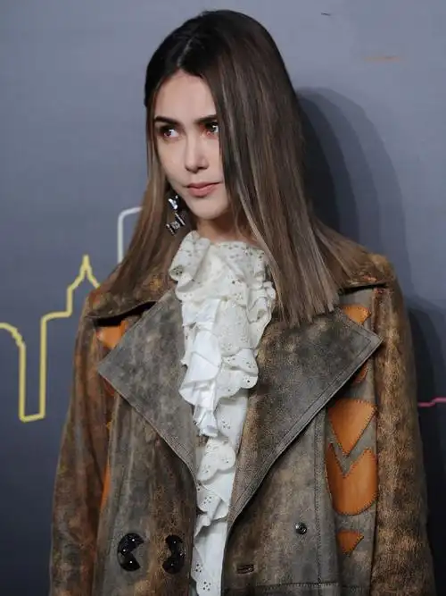 天王嫂昆凌看秀,一改往日甜美,穿风衣造型酷帅十足!