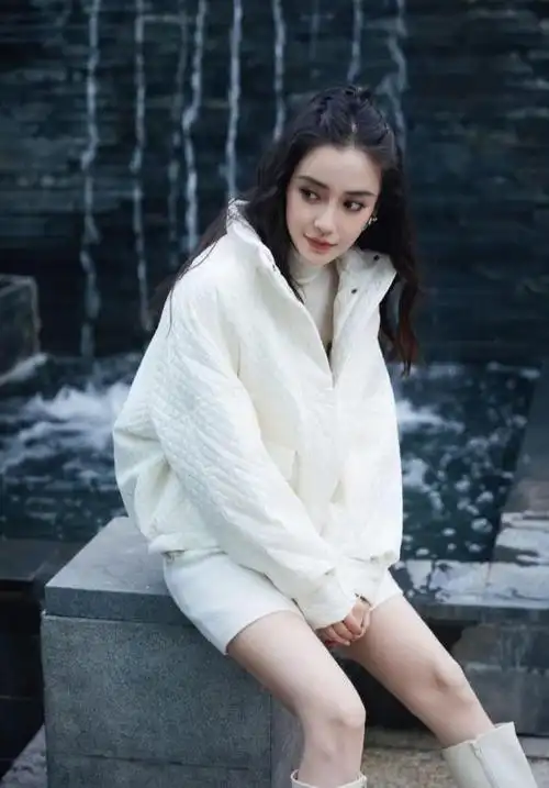 angelababy惊艳亮相白羽绒外套短裙美出新高度