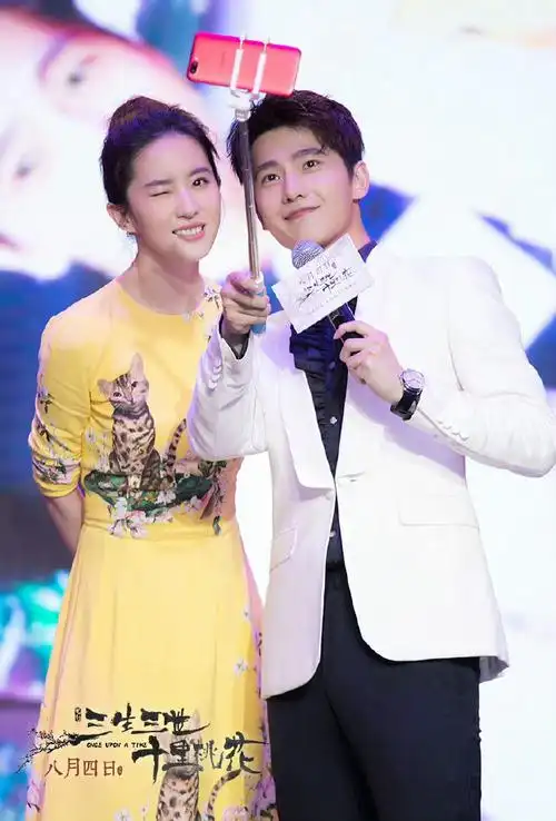 刘亦菲杨洋同框拥抱