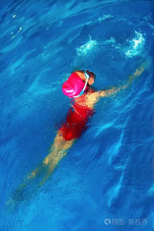 在泳池游泳的小女孩