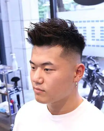 对于发质粗硬的男士来说,最值得拥有的发型莫过于飞机头造型,由于头发