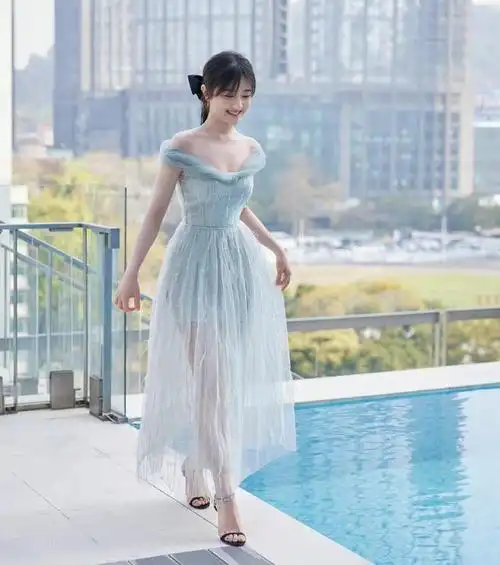 李兰迪身穿一字肩蓝色薄纱裙,露出清新自然之美,比夜昙还"仙"_网易