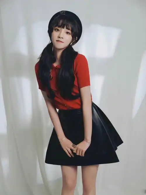 宋雨琦身着橙红色针织上衣和黑色皮裙,搭配黑色皮鞋,复古可爱__财经