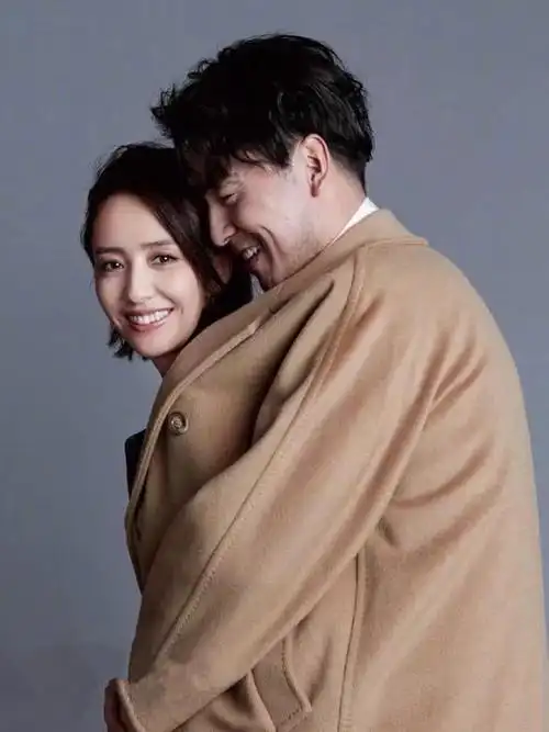 雷佳音和佟丽娅拍的封面照,两人毫无违和感!