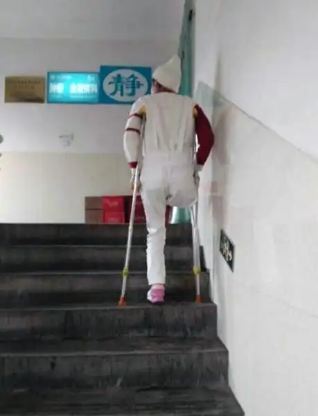 来自巴中市恩阳区的刘芸华,今年19岁,是一位因癌症右腿高位截肢的女孩