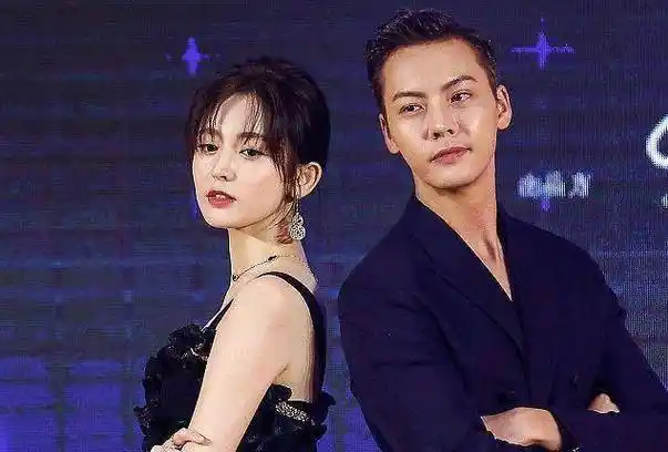 网友偶遇陈伟霆拍戏陈伟霆抱起娜扎高举旋转花式落地画面好甜啊_视频