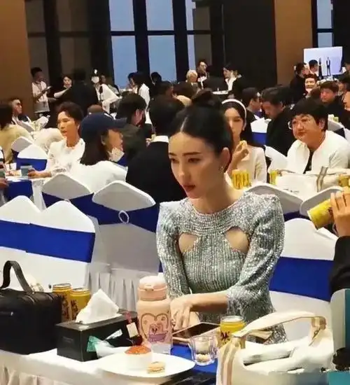 王丽坤穿普通礼裙却翻车了在肩膀下露两个洞挤出肉好媚俗