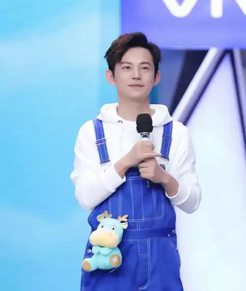 发际线高留哪个发型?46岁何炅就是模板,剪刘海发型青春帅气