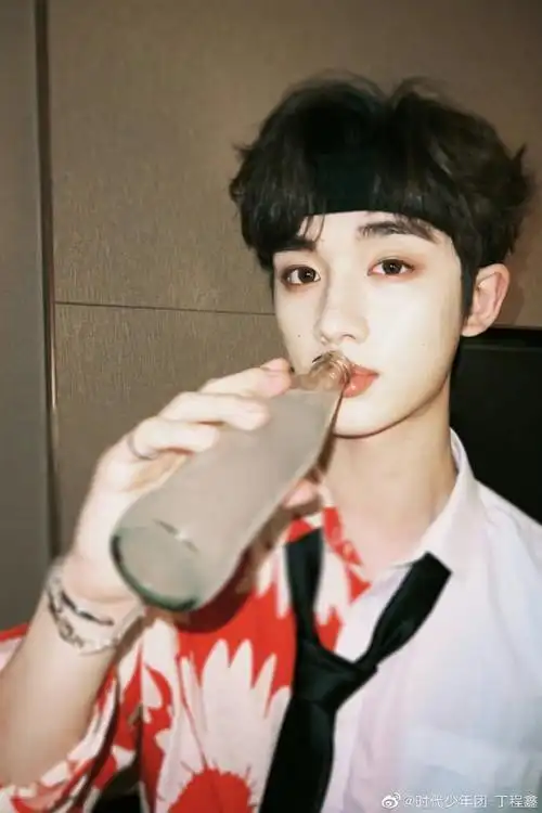 丁程鑫发带造型六宫格随拍