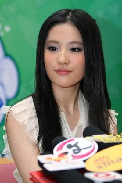 刘亦菲《功夫之王》引关注 唱歌之余期待好剧本