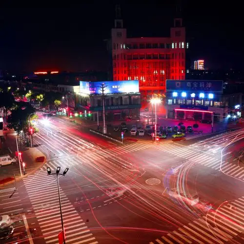 到了晚上,和县夜景五光十色,让人不禁感叹这个闲情逸致的县城也有别样