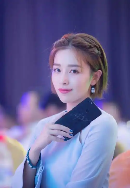 阚清子的尴尬:打陈伟霆电话无人接听,给张子枫发消息发现被删除_微信