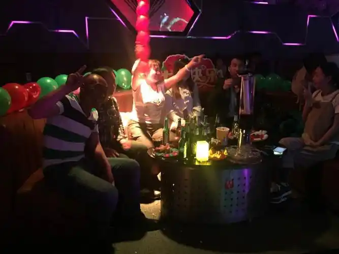 钻石酒吧俱乐部全体员工,为赵桂杰美女庆生,恭祝贵宾生日快乐