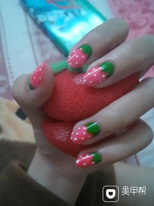 圆形绿色粉色手绘可爱简约草莓呀草莓美甲图片