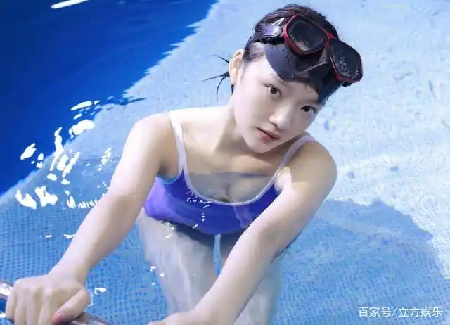 任敏晒泳装秀身材,清凉感和清新感满分,网友:保守泳衣拍照绝学