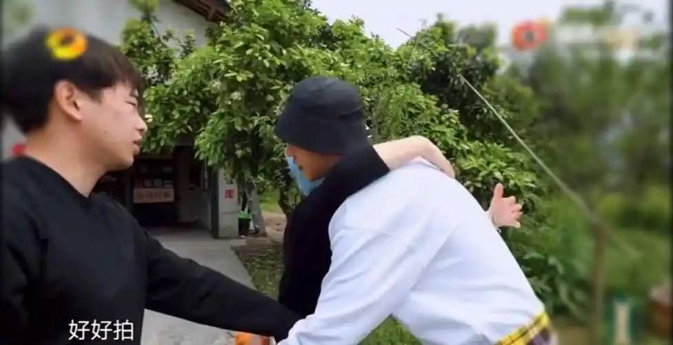 妹妹子枫就和梁靖康拥抱了,于是就这样,彭彭的手夹在张子枫和梁靖康的