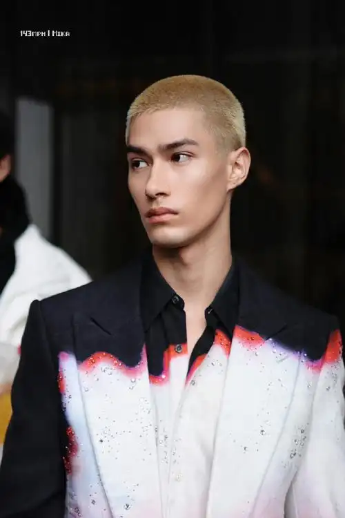 歌手@米卡mika身着@alexandermcqueen2023早秋系列精裁西装登陆无锡