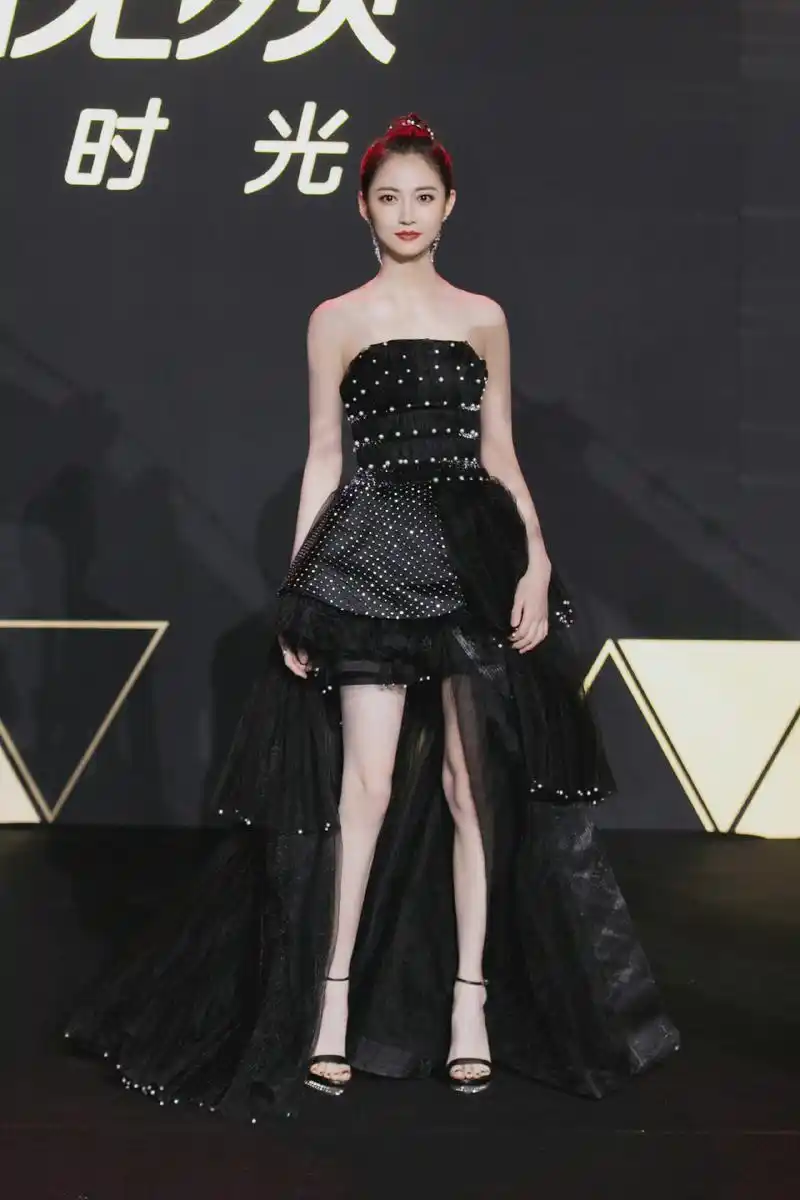 90后小花陈钰琪颜值被低估了!肤白貌美大长腿,红毯造型很吸睛