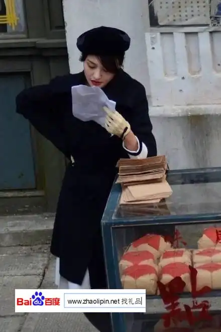 网友曝光了新剧的路透相片,一身黑色大衣,贝雷帽加手套造型的郑爽仍是