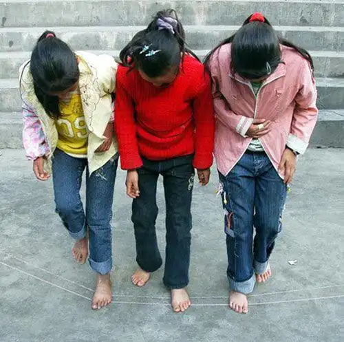 溜索过江上学的孩子们