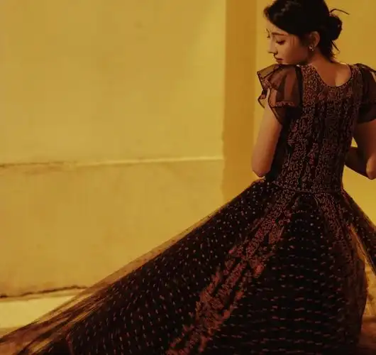 迪丽热巴米兰生图曝光!美神降临五官精致,和王俊凯同框太养眼!