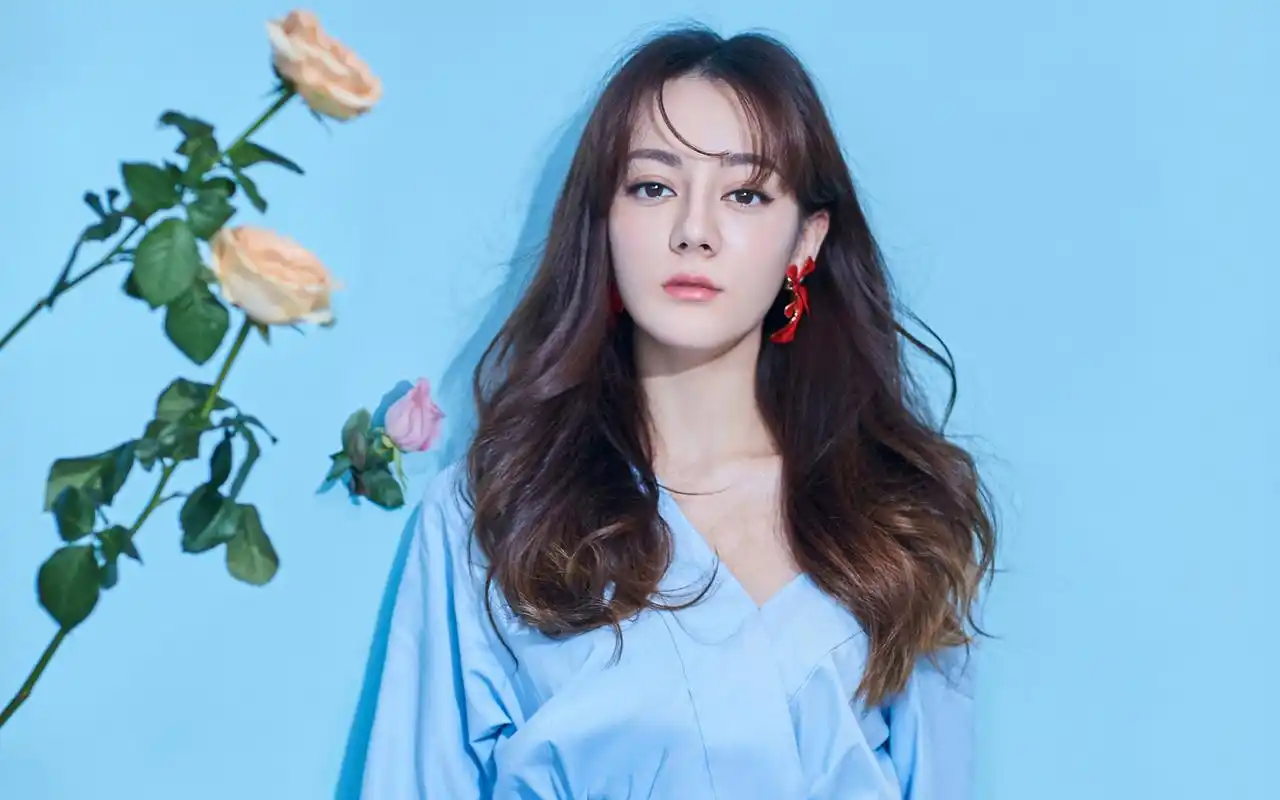 迪丽热巴清新灵动写真桌面壁纸