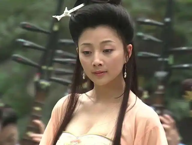 41岁殷桃晒泳装照s型身材大长腿冻龄状态惹人羡慕