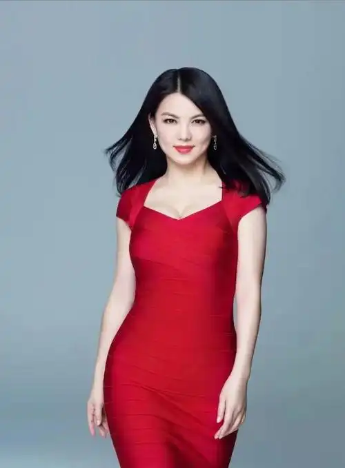 李湘参加富婆派对,西装丝巾搭配显得身材丰满,47岁依旧气场强大|长裙