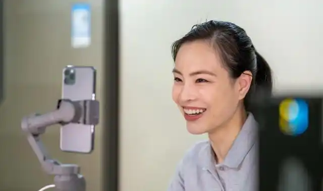 35岁吴敏霞近况:拒嫁豪门,丈夫是播音员,带货直播生活惬意