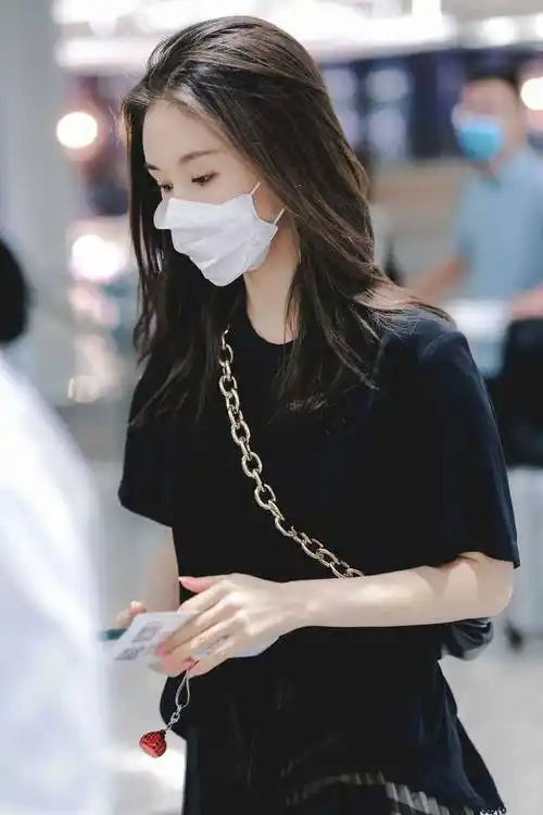 王子文机场街拍:穿黑色t恤配迷彩裙简约不失时尚感 明星搭配 第1张