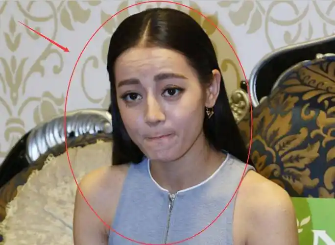 原创迪丽热巴出席活动被抓拍卸掉浓妆后确定27岁的样子