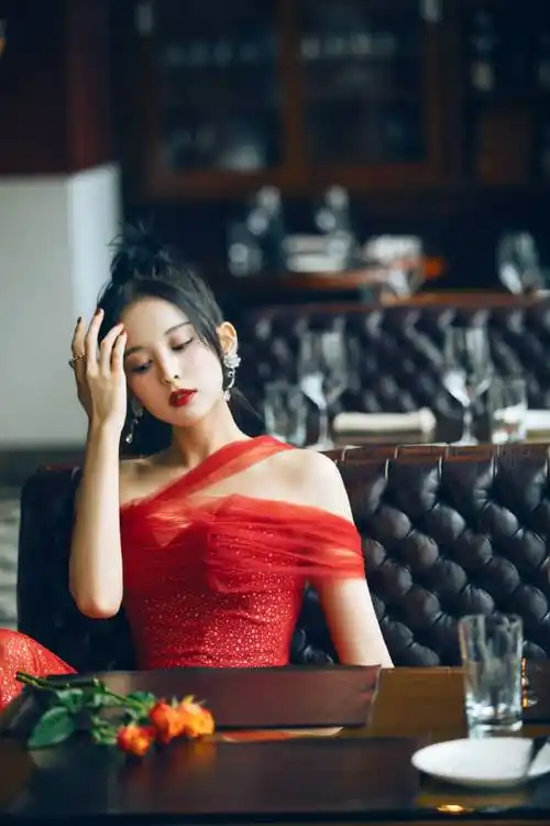 原创景甜和古力娜扎酒吧拍照,年纪仅相差四岁,气质却天壤之别