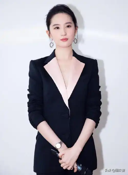 黄晓明与刘亦菲霸气亮相,网友:过儿和姑姑的回忆杀