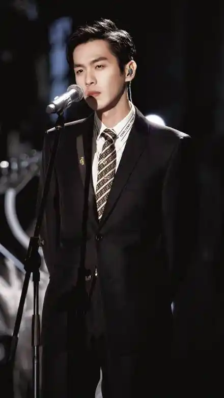 8位男星西装杀陈飞宇贵气杨洋禁欲伪装者三兄弟太惊艳