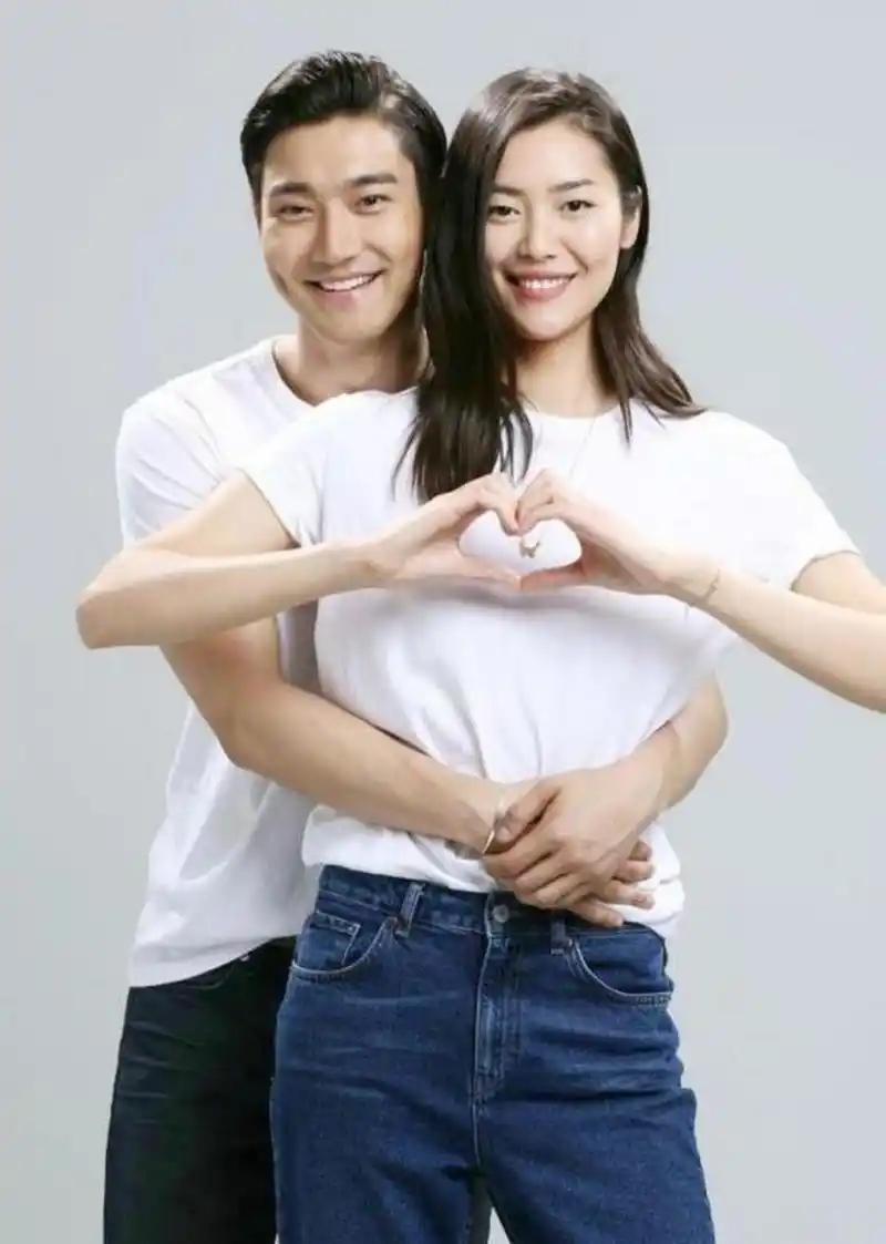 刘雯虽然没谈过恋爱,但和崔始源同框时,感觉还挺养眼的,真般配