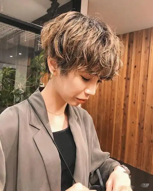 今夏短发流行凌乱风蓬松时尚很立体关键还很轻松